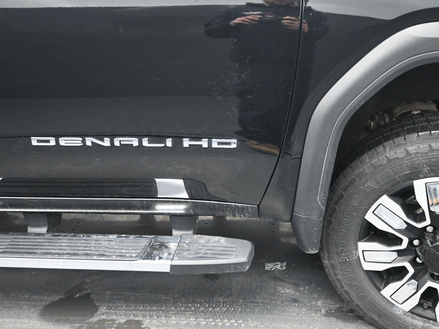 Used 2024 Onyx Black GMC Denali image 7