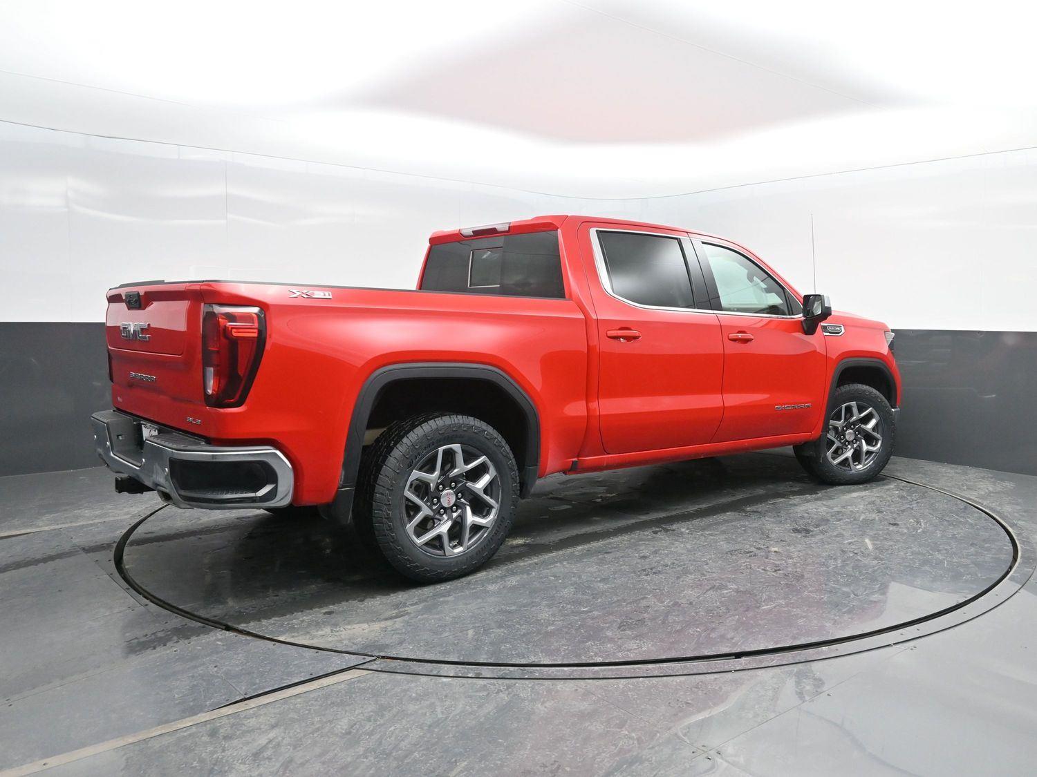 Used 2024 Onyx Black GMC SLE image 2