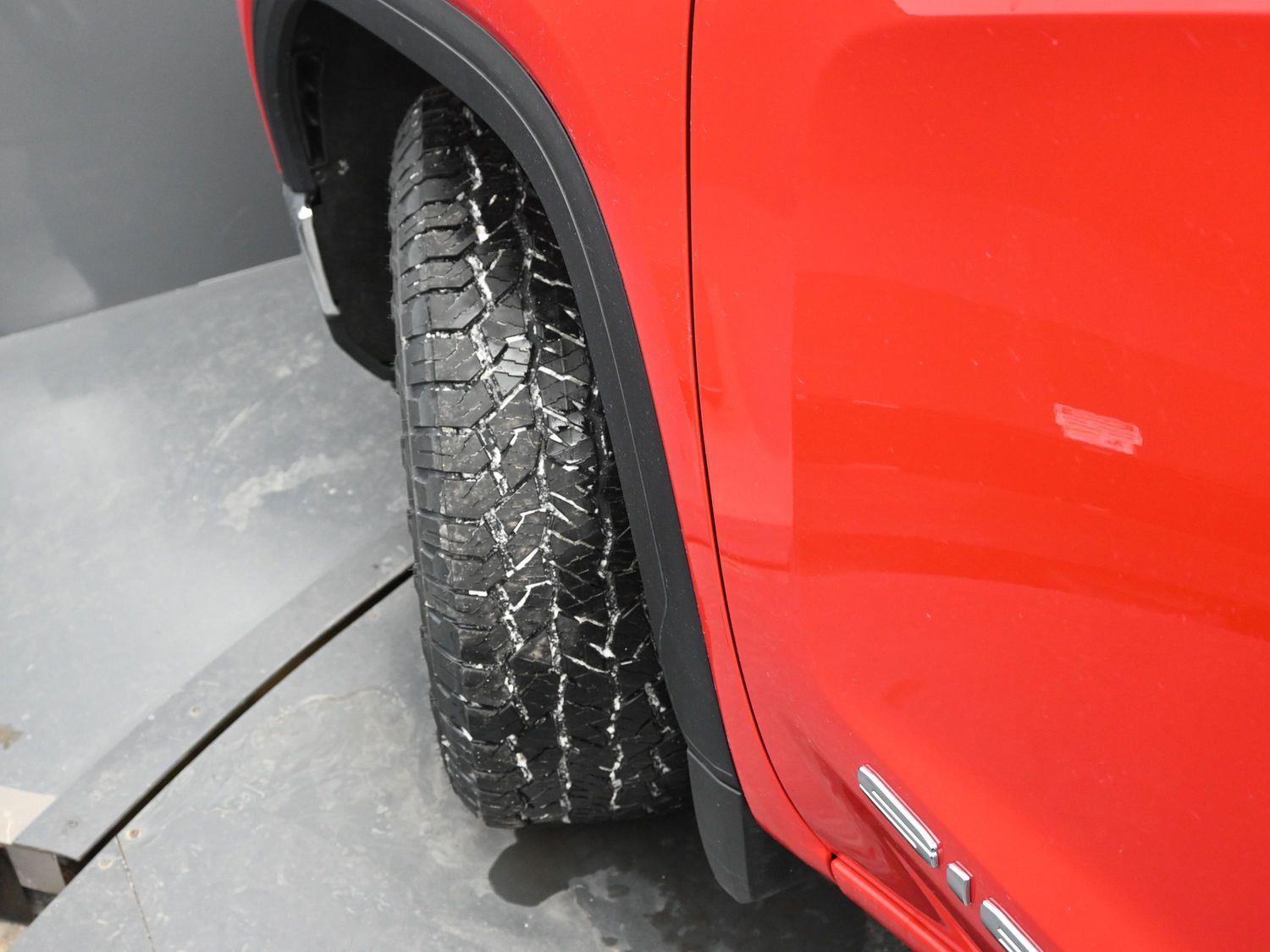 Used 2024 Onyx Black GMC SLE image 5