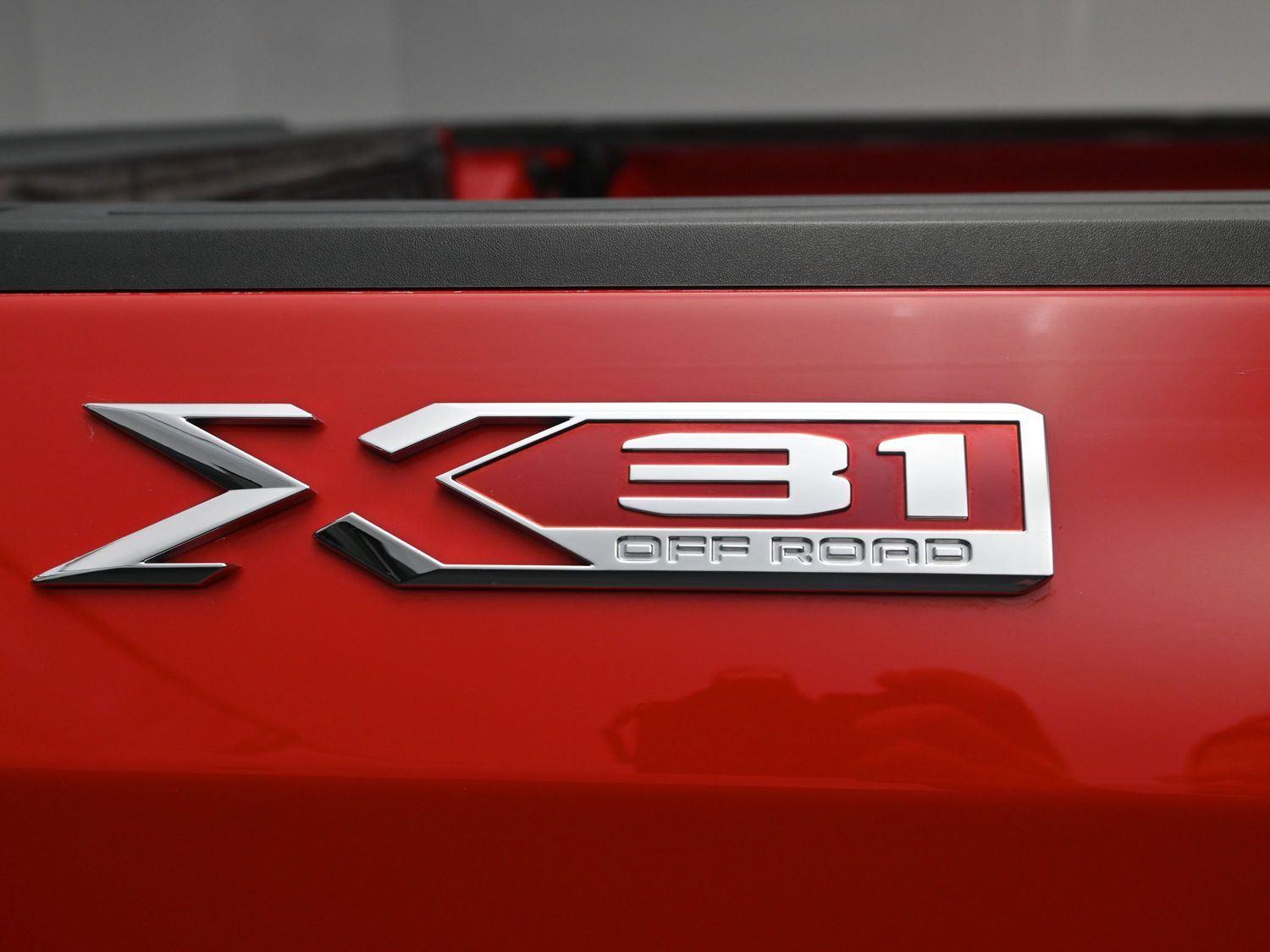 Used 2024 Onyx Black GMC SLE image 15