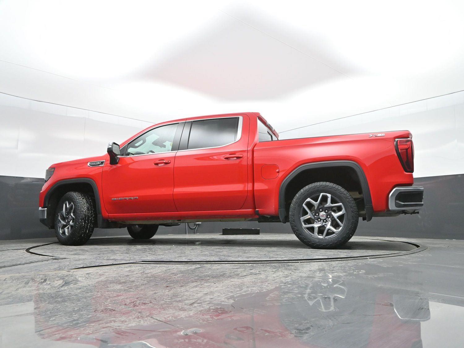 Used 2024 Onyx Black GMC SLE image 33