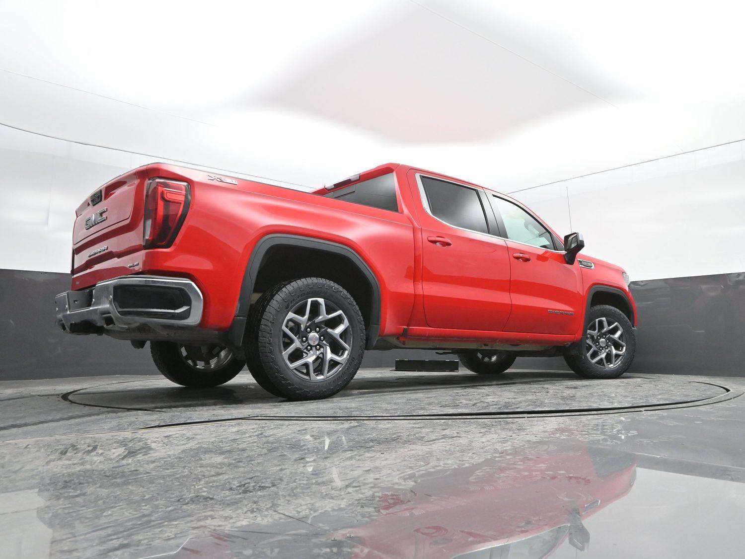 Used 2024 Onyx Black GMC SLE image 34