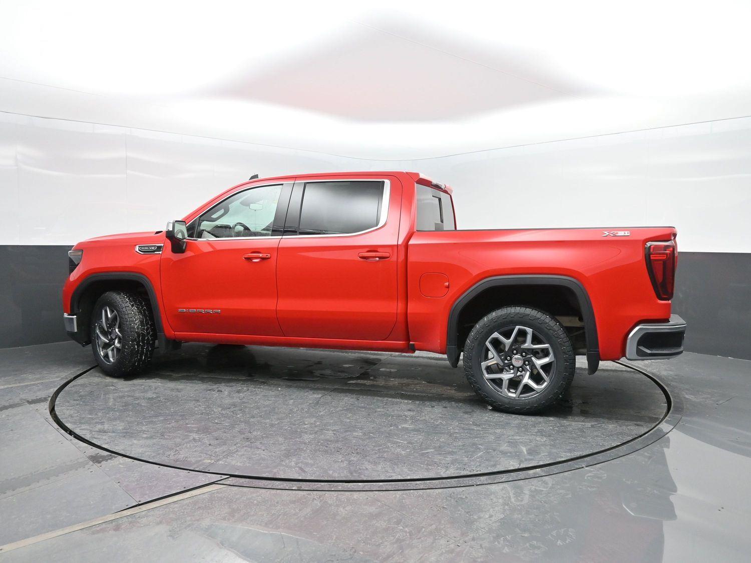 Used 2024 Onyx Black GMC SLE image 40