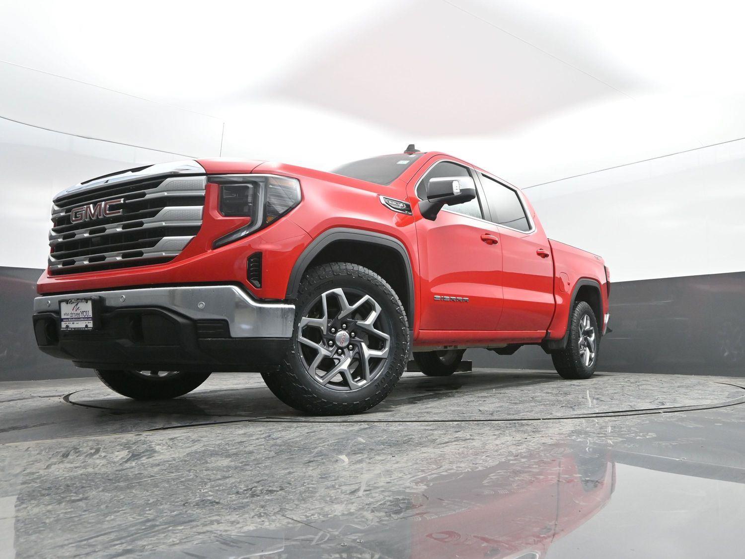 Used 2024 Onyx Black GMC SLE image 44