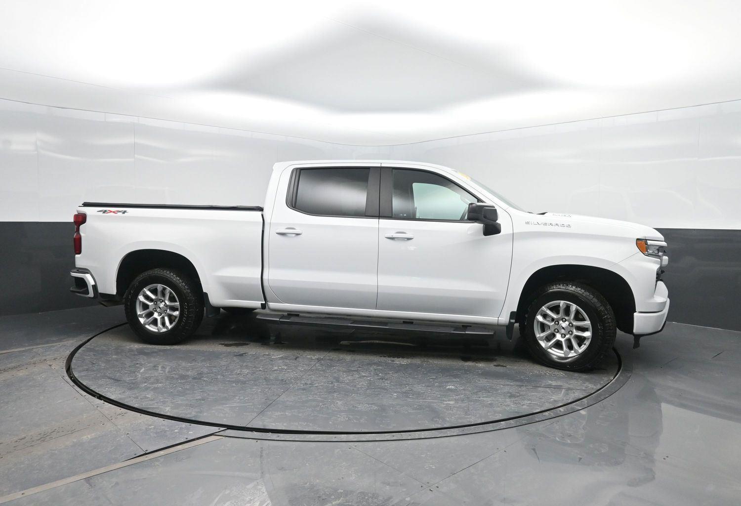 Used 2025 Summit White Chevrolet RST image 3