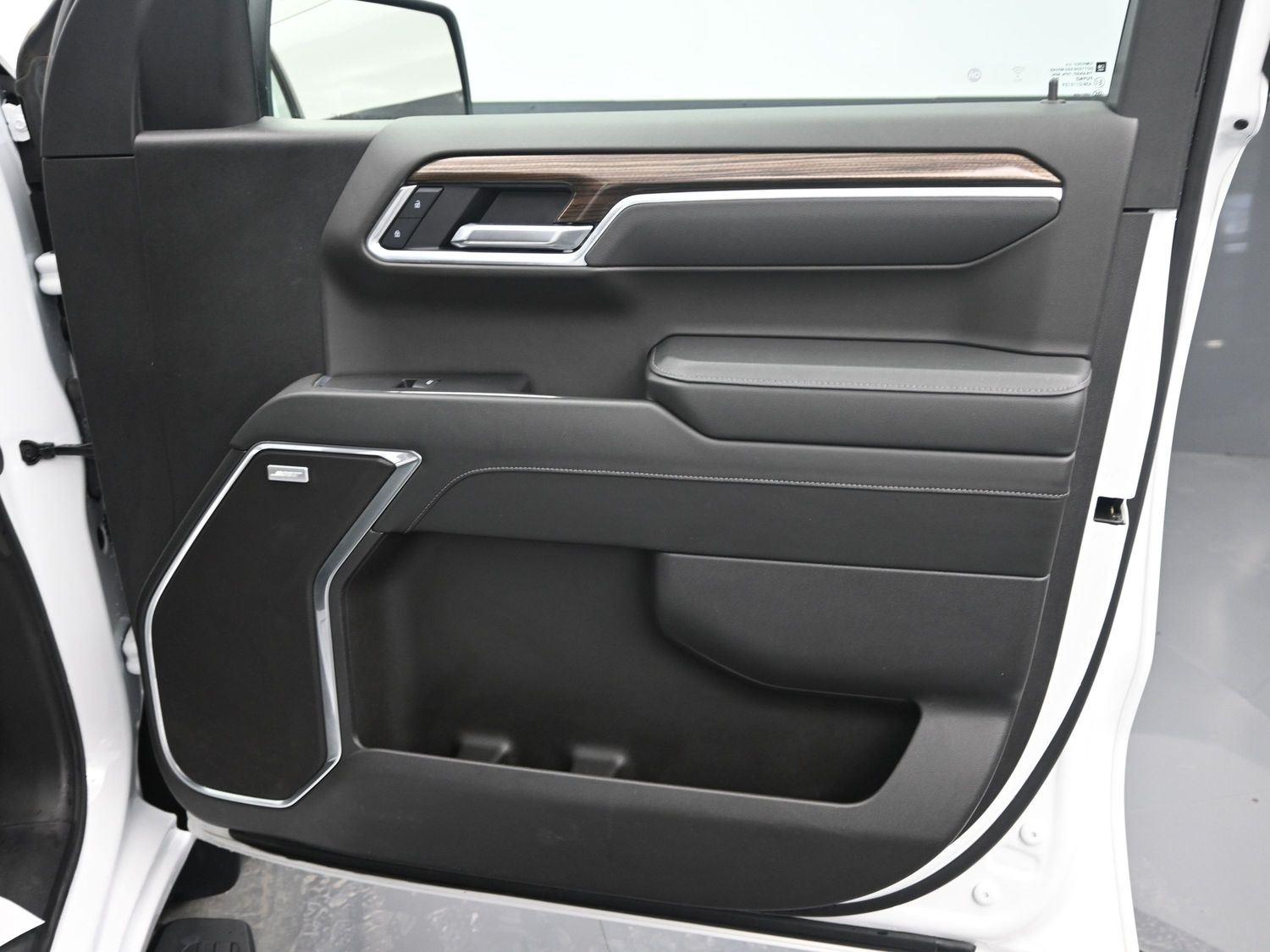 Used 2025 Summit White Chevrolet RST image 9