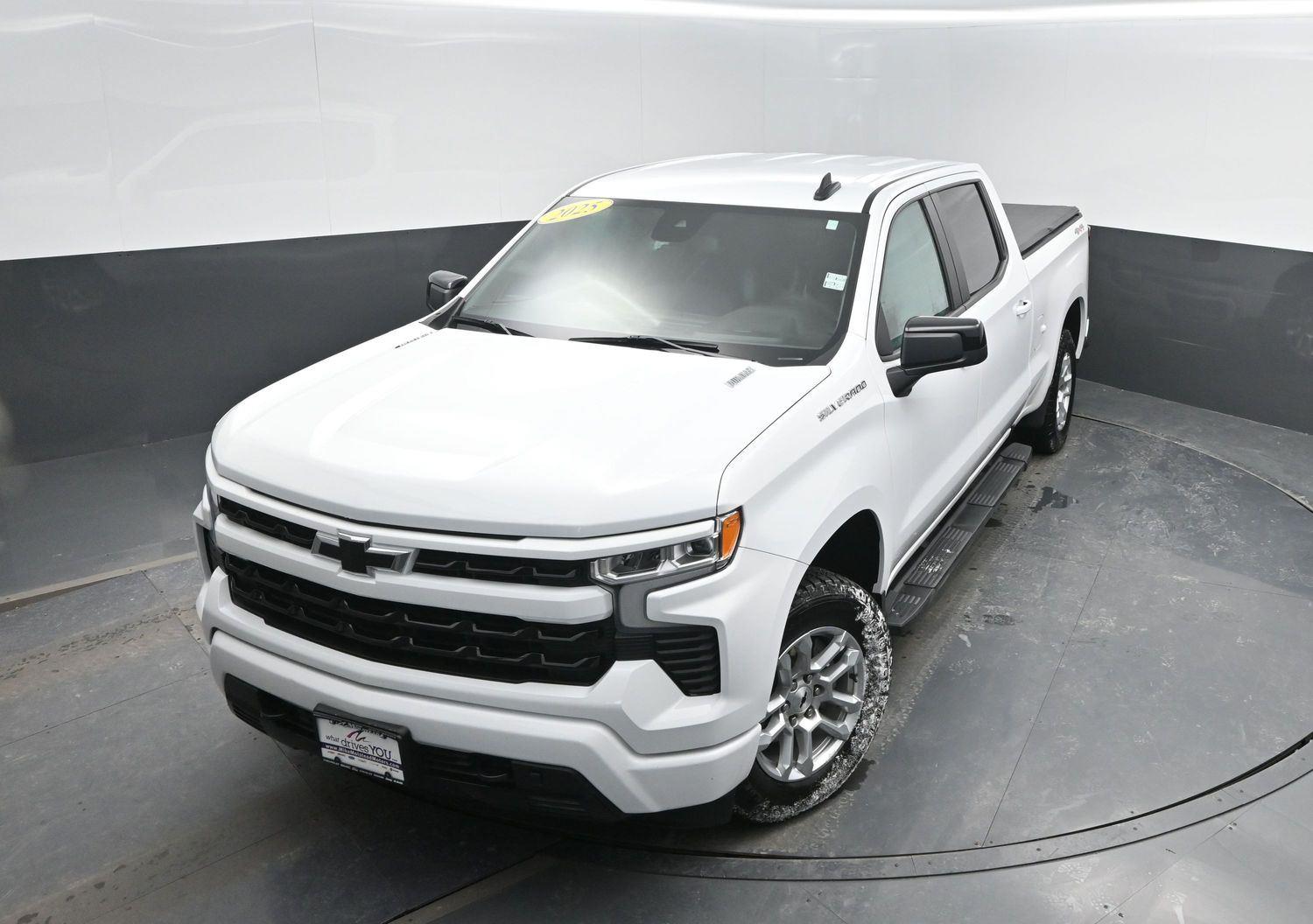 Used 2025 Summit White Chevrolet RST image 40
