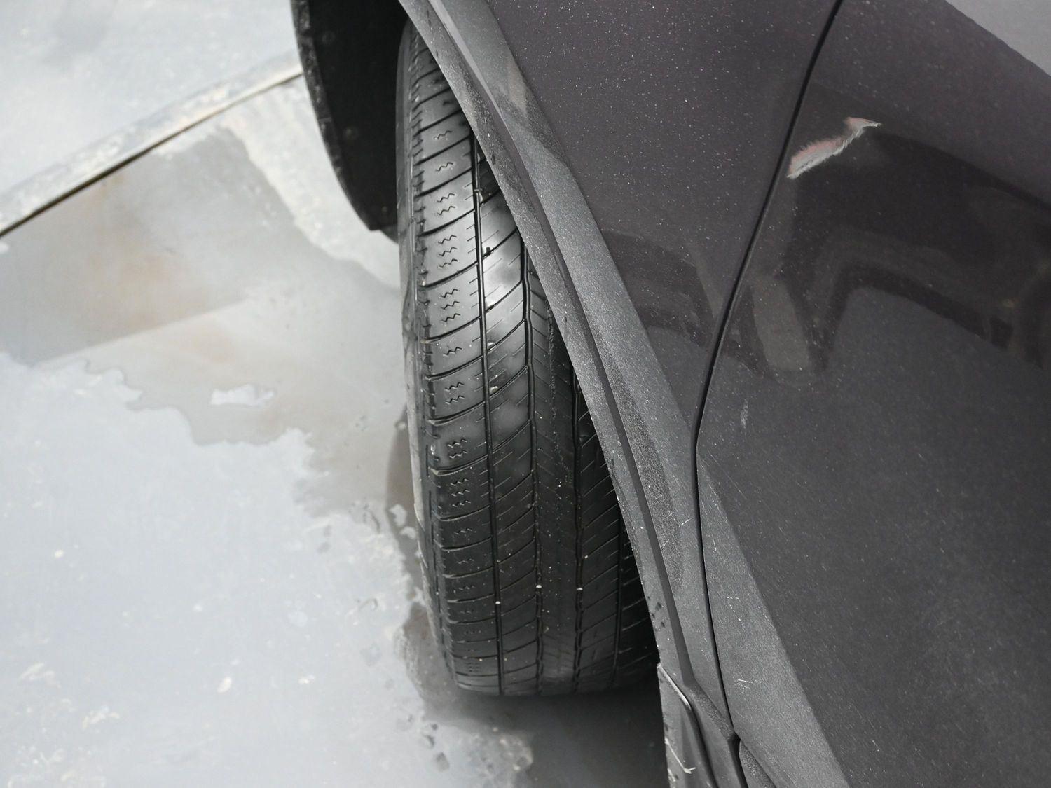 Used 2018 Midnight Amethyst Metallic Buick Essence image 5