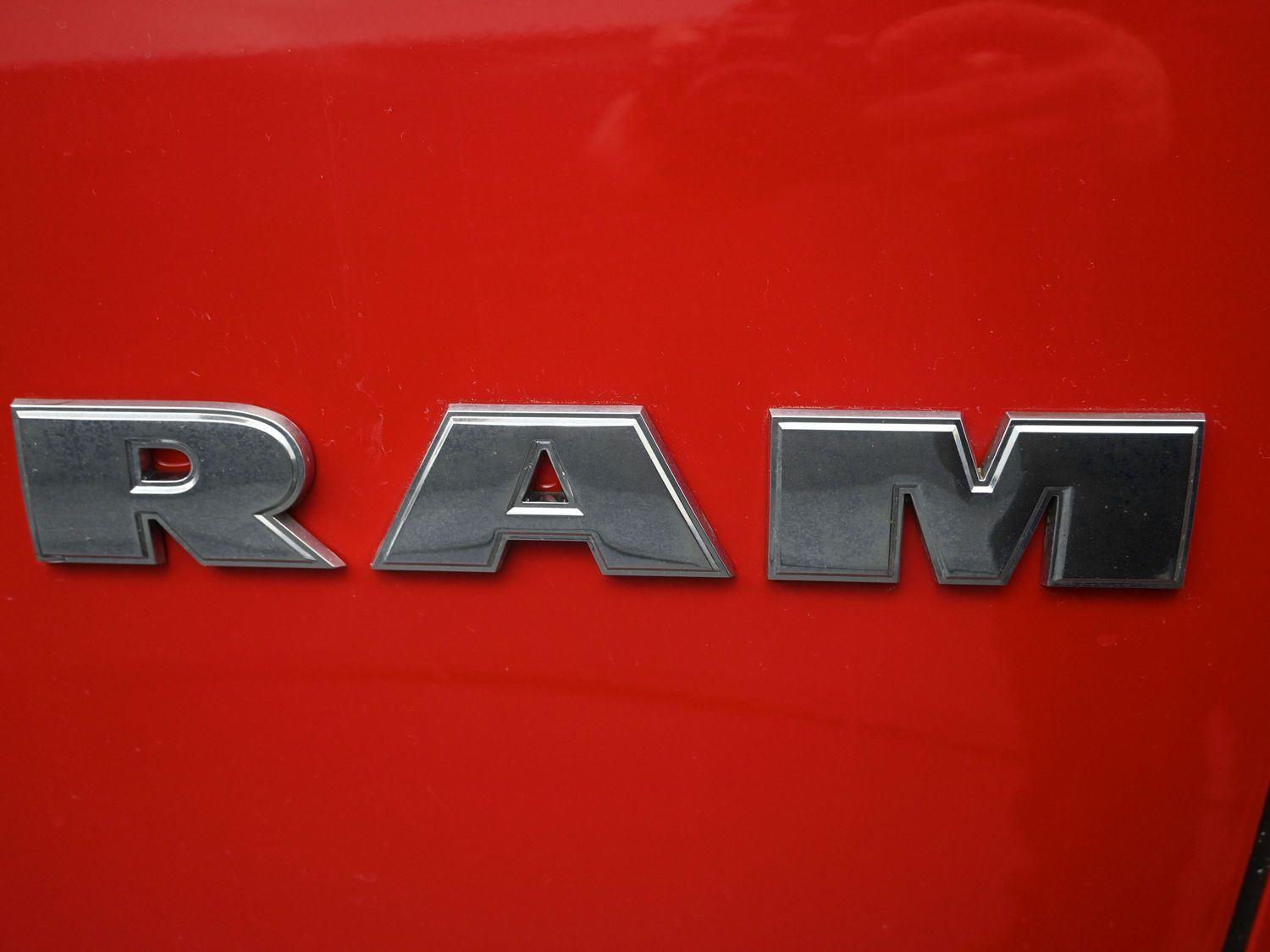 Used 2010 Flame Red Clearcoat Dodge SLT image 8