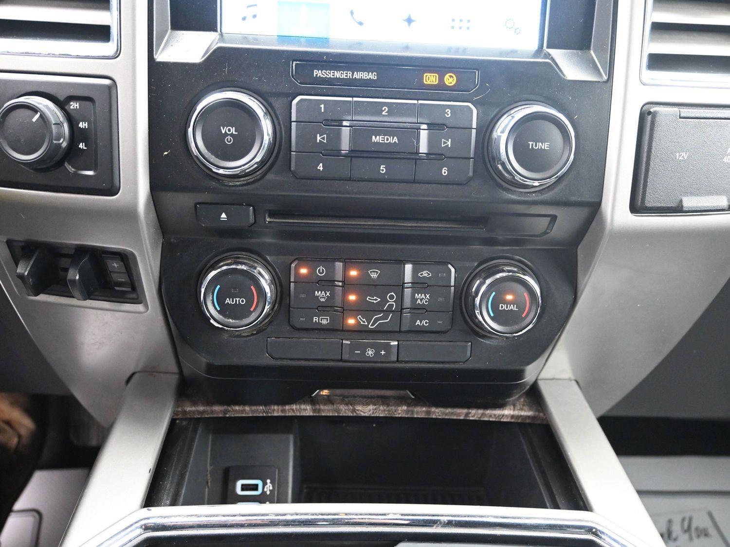 Used 2017 White Platinum Metallic Tri-Coat FORD  image 28