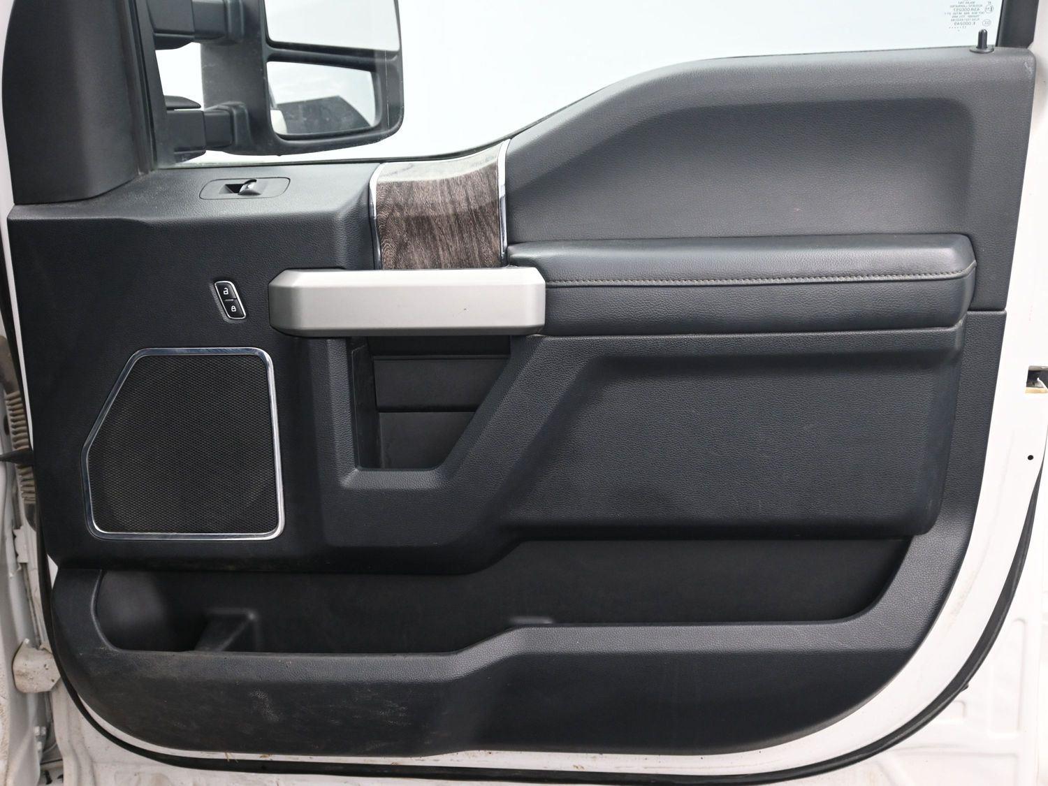 Used 2017 White Platinum Metallic Tri-Coat FORD  image 8