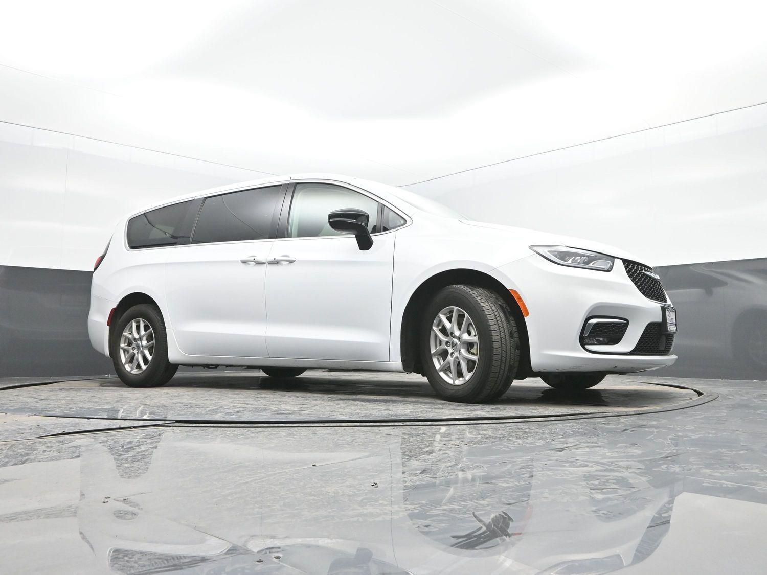 Used 2024 Bright White Clearcoat Chrysler Touring L image 32