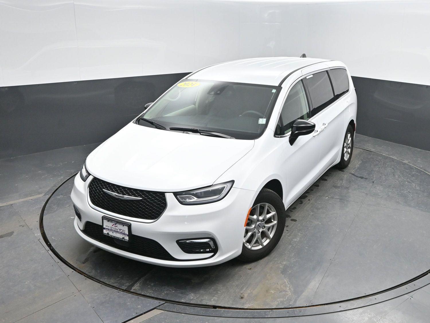 Used 2024 Bright White Clearcoat Chrysler Touring L image 33