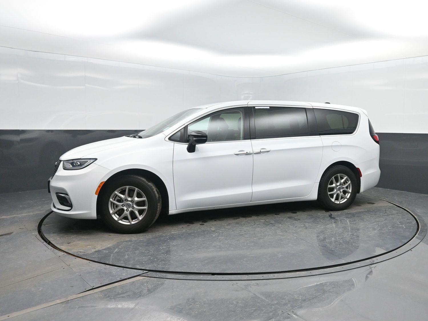 Used 2024 Bright White Clearcoat Chrysler Touring L image 38