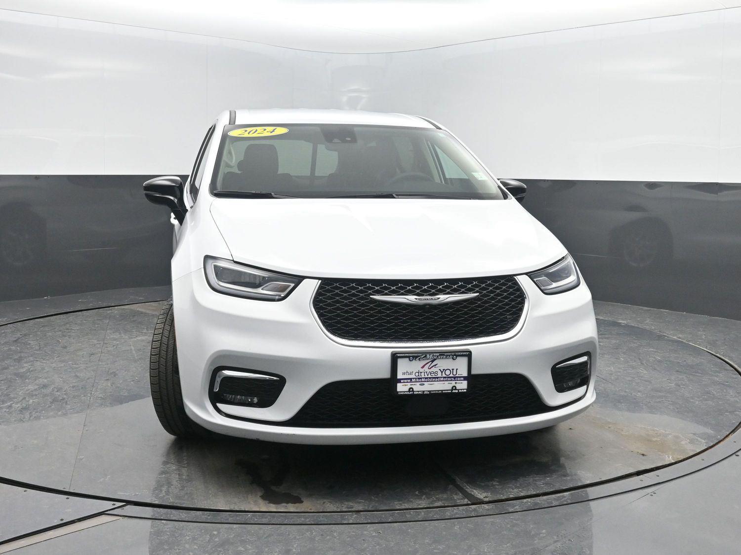 Used 2024 Bright White Clearcoat Chrysler Touring L image 39