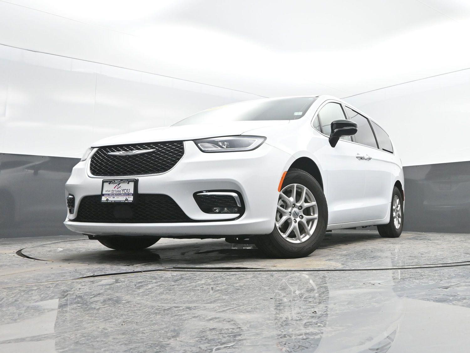 Used 2024 Bright White Clearcoat Chrysler Touring L image 41