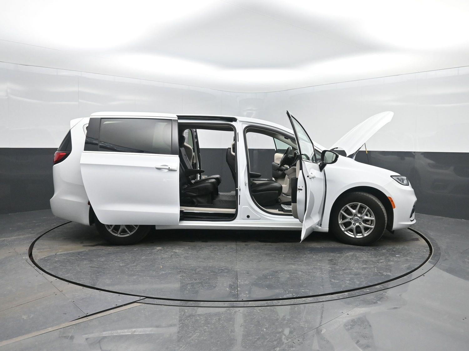 Used 2024 Bright White Clearcoat Chrysler Touring L image 44