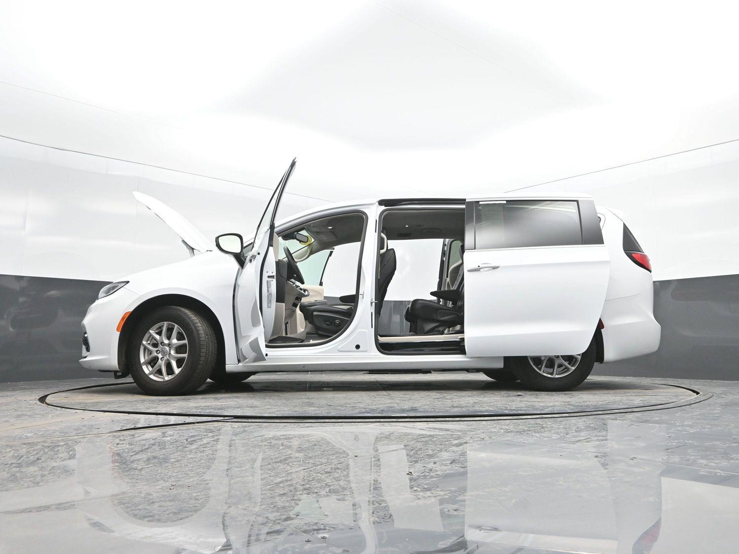 Used 2024 Bright White Clearcoat Chrysler Touring L image 47