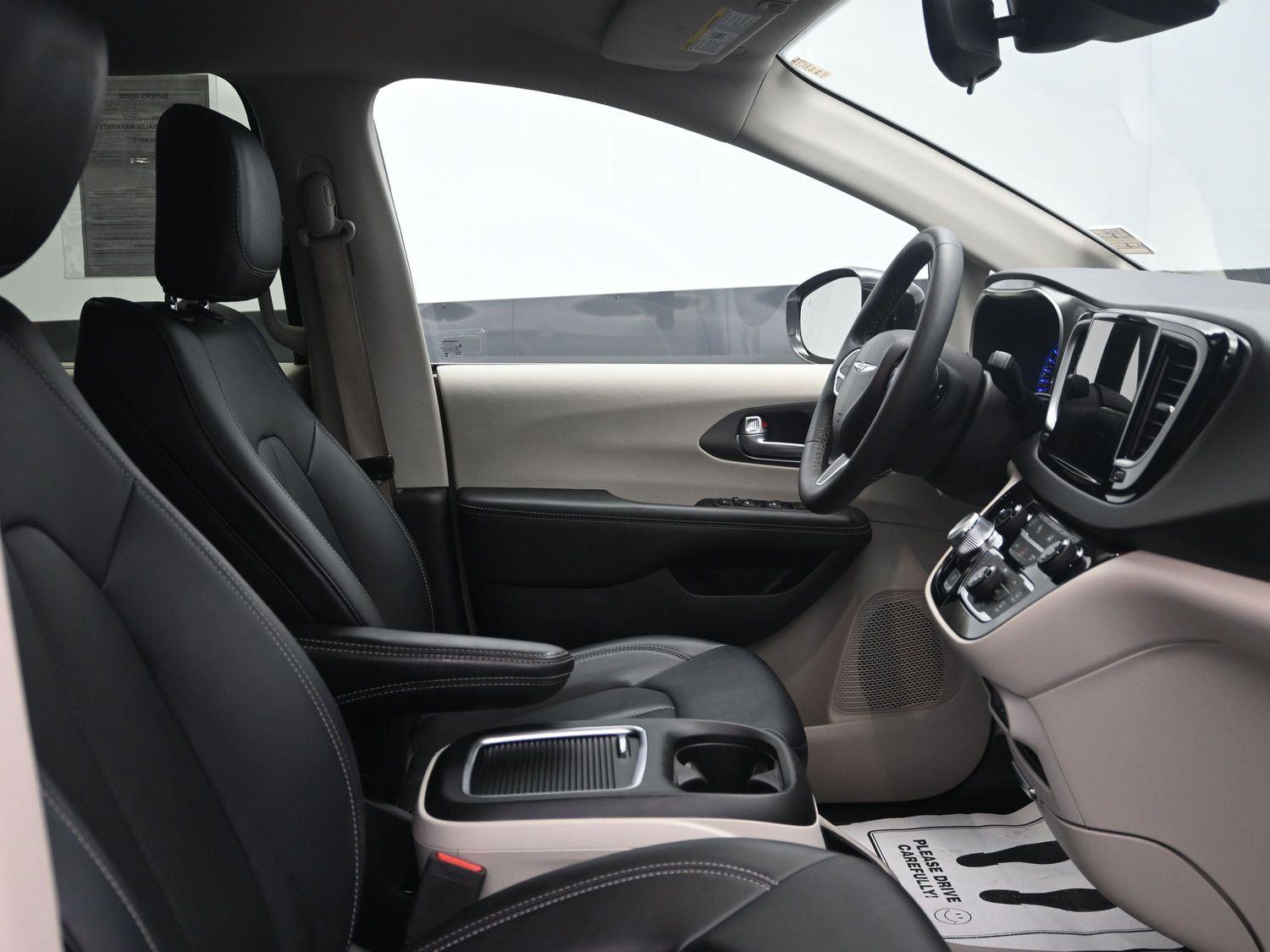 Used 2024 Bright White Clearcoat Chrysler Touring L image 8