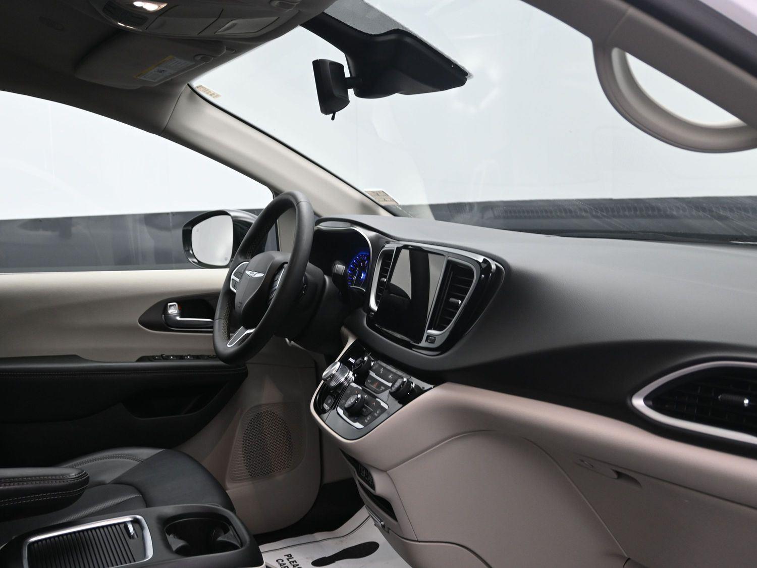 Used 2024 Bright White Clearcoat Chrysler Touring L image 9