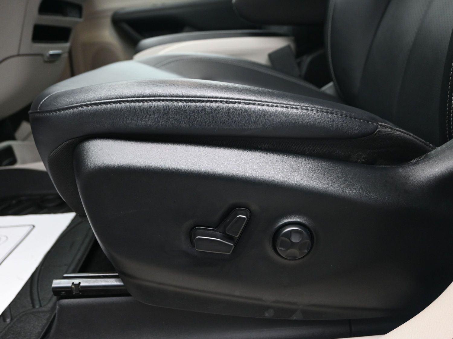 Used 2024 Bright White Clearcoat Chrysler Touring L image 17