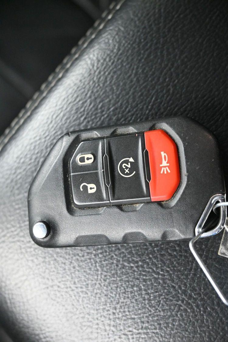 Used 2018 Black Clearcoat Jeep Sahara image 27