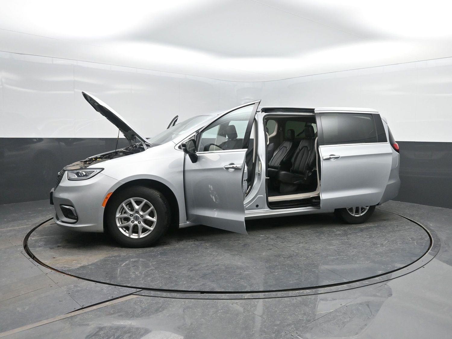 Used 2024 Silver Mist Clearcoat Chrysler Touring L image 45