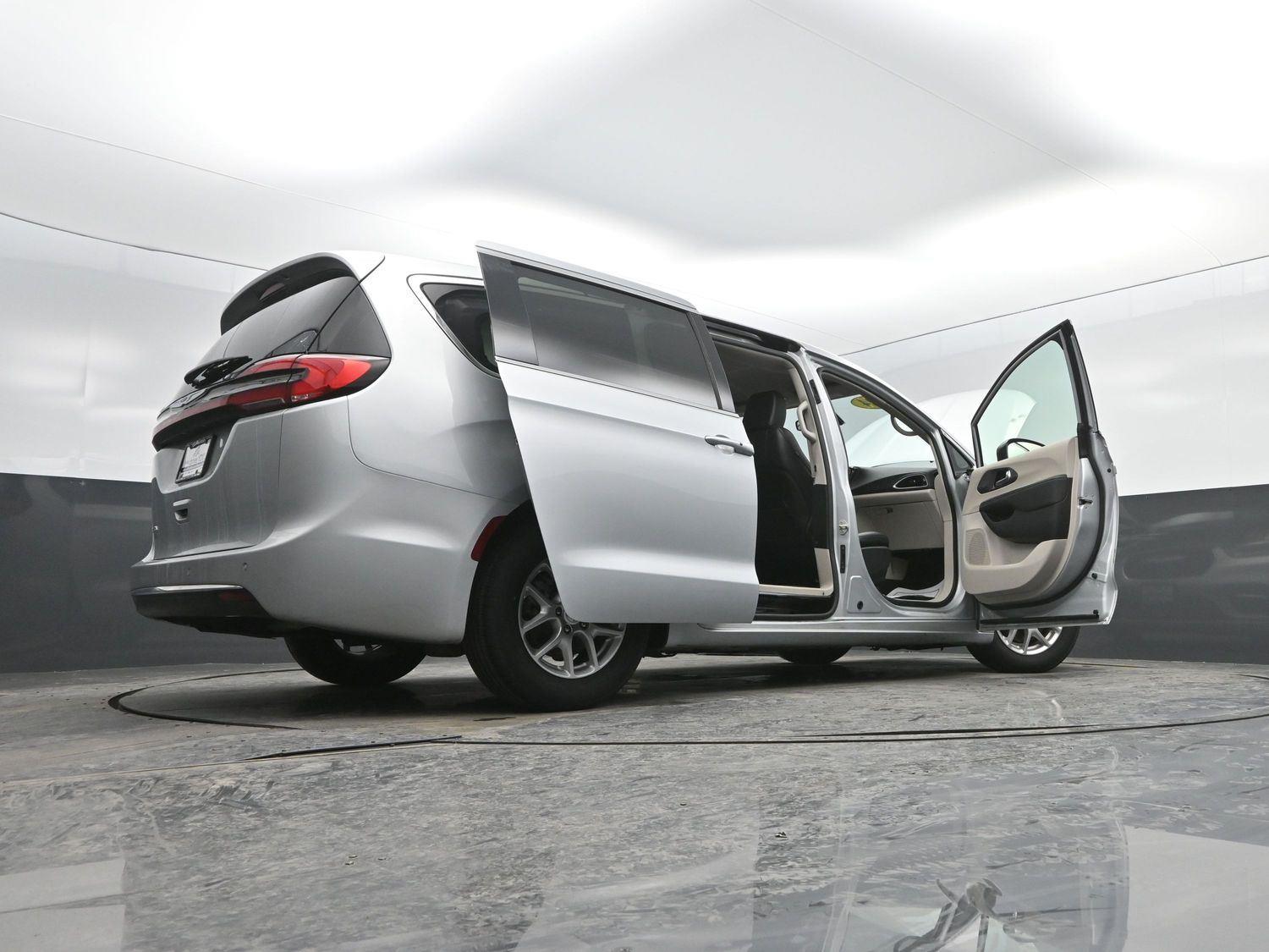 Used 2024 Silver Mist Clearcoat Chrysler Touring L image 46