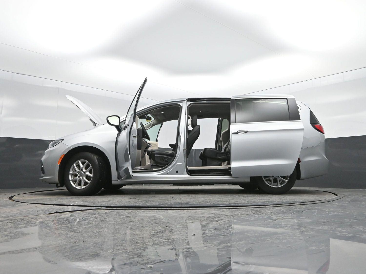 Used 2024 Silver Mist Clearcoat Chrysler Touring L image 47