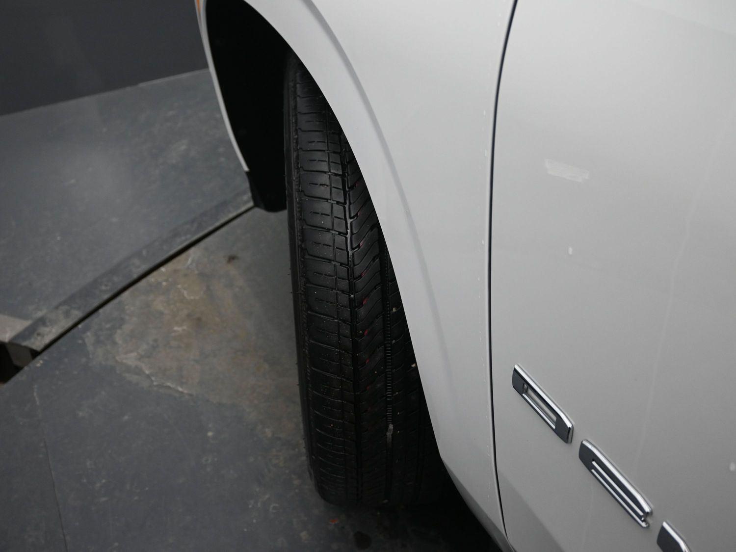 Used 2025 White Frost Tricoat GMC Denali Ultimate image 5