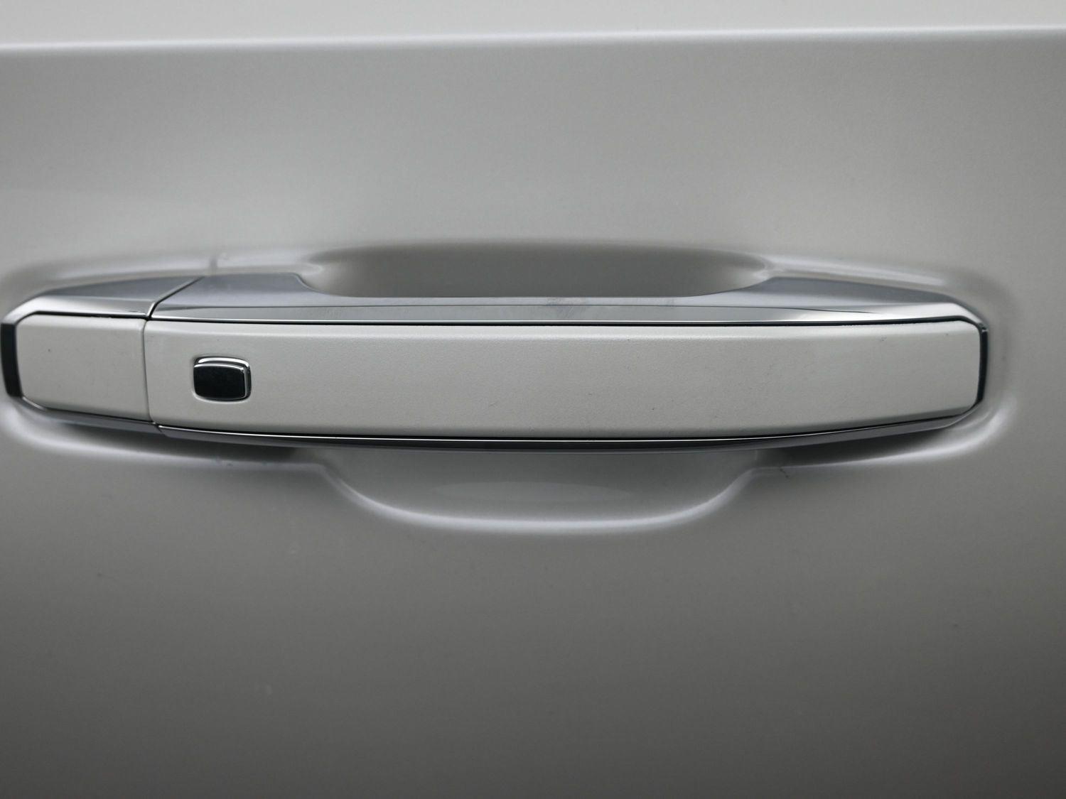 Used 2025 White Frost Tricoat GMC Denali Ultimate image 8