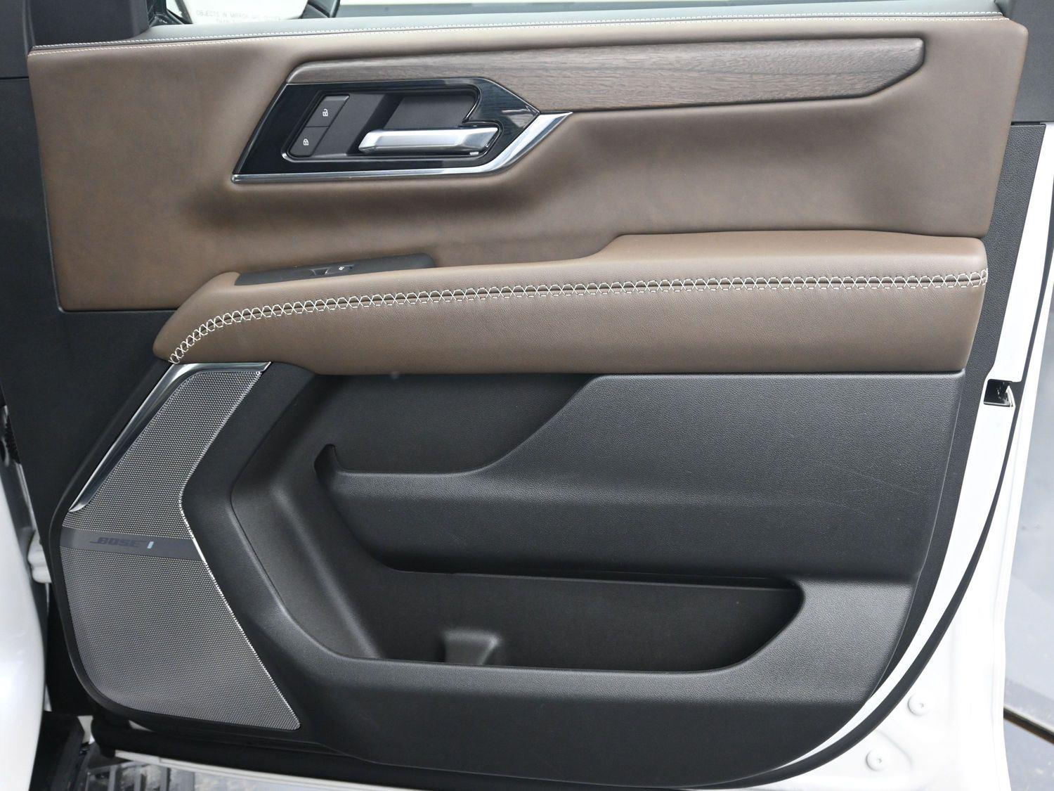 Used 2025 White Frost Tricoat GMC Denali Ultimate image 9