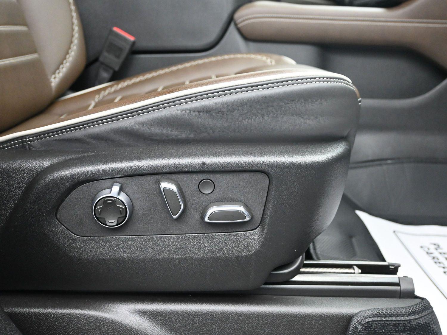 Used 2025 White Frost Tricoat GMC Denali Ultimate image 11