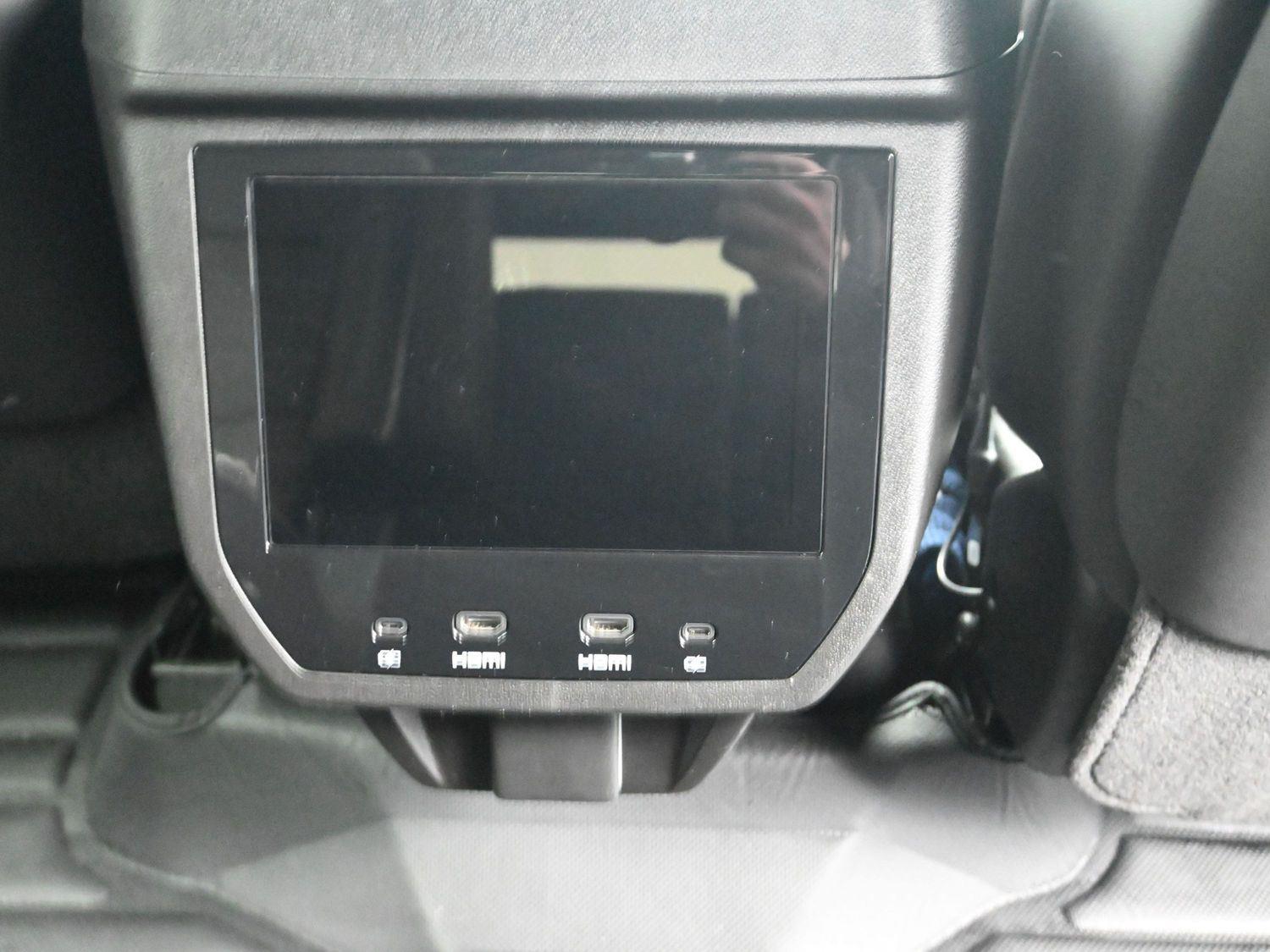 Used 2025 White Frost Tricoat GMC Denali Ultimate image 15