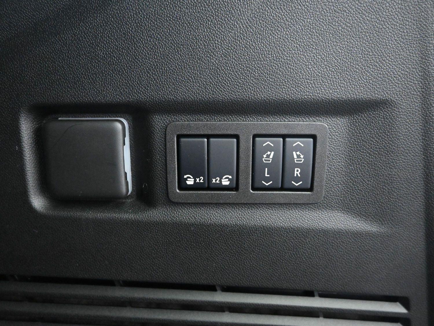 Used 2025 White Frost Tricoat GMC Denali Ultimate image 21