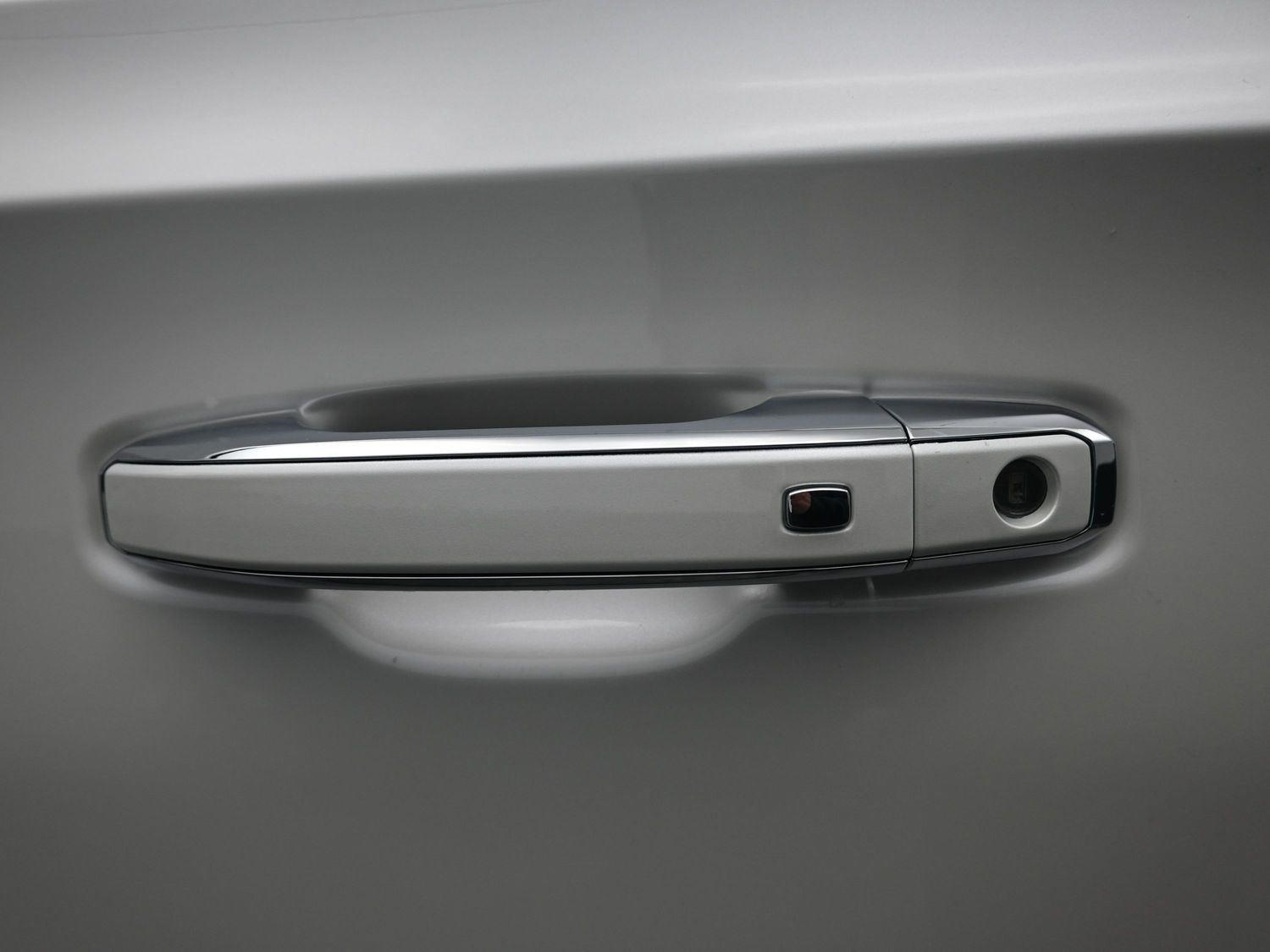 Used 2025 White Frost Tricoat GMC Denali Ultimate image 23