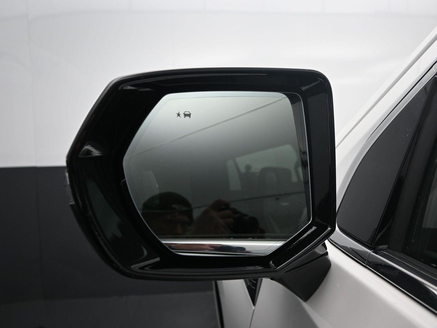 Used 2025 White Frost Tricoat GMC Denali Ultimate image 24