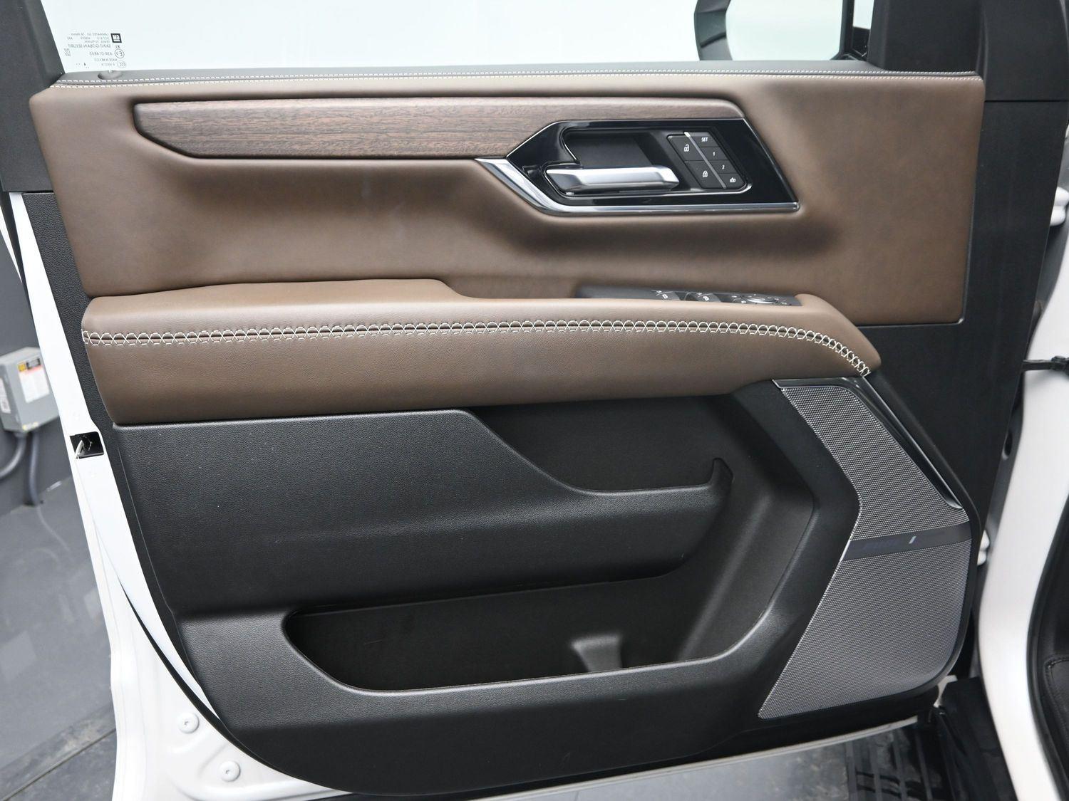 Used 2025 White Frost Tricoat GMC Denali Ultimate image 25