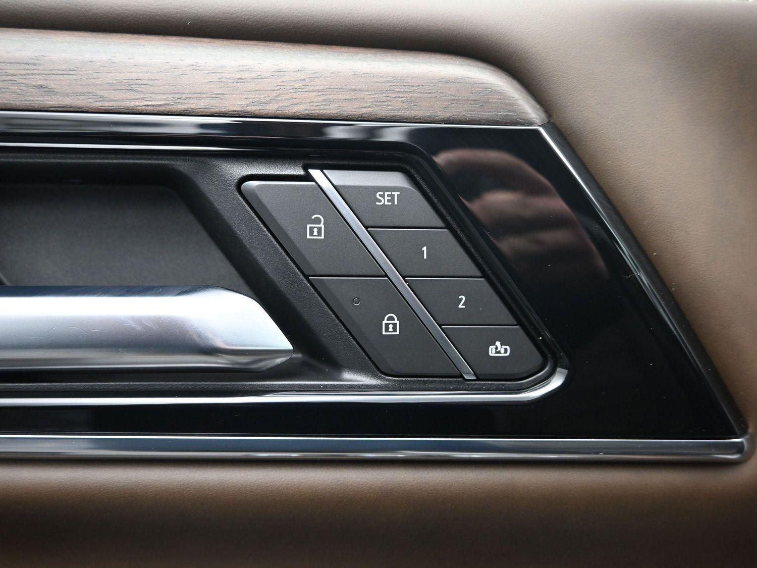 Used 2025 White Frost Tricoat GMC Denali Ultimate image 26