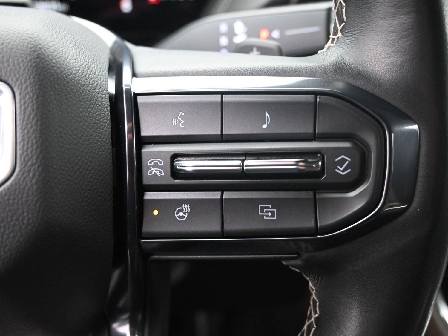 Used 2025 White Frost Tricoat GMC Denali Ultimate image 32