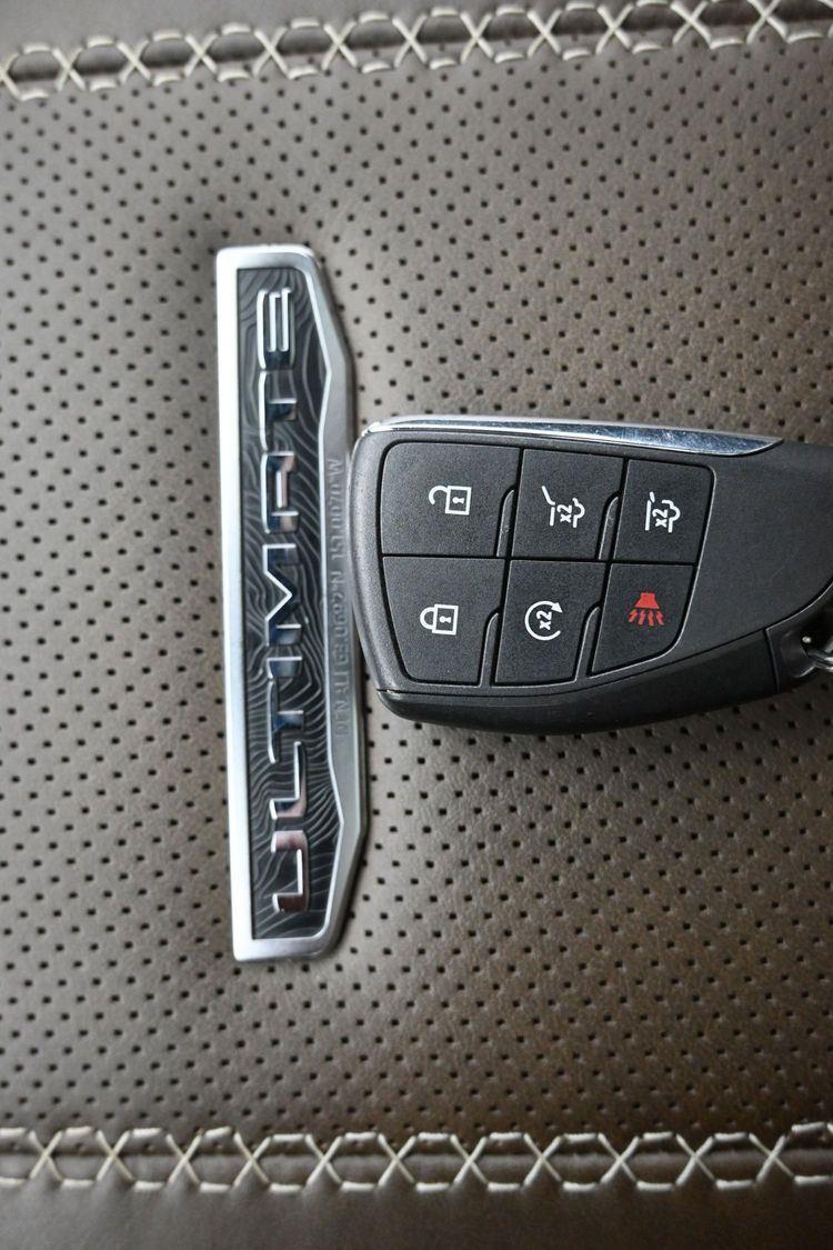 Used 2025 White Frost Tricoat GMC Denali Ultimate image 41