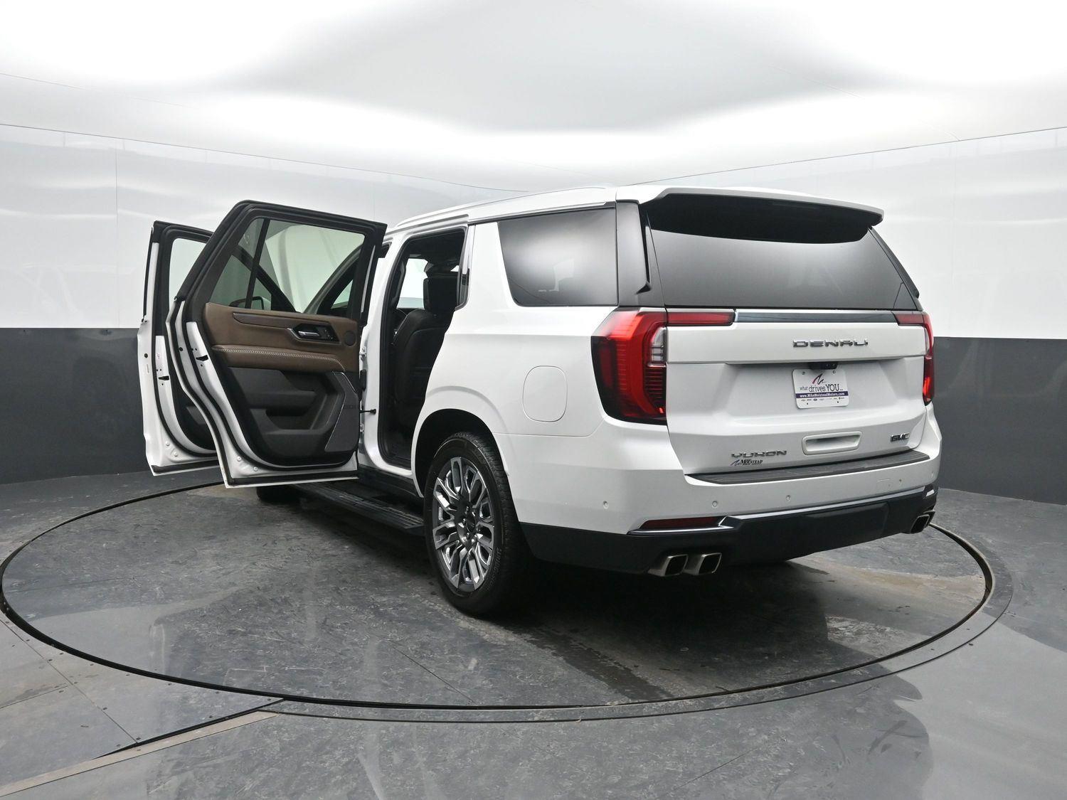 Used 2025 White Frost Tricoat GMC Denali Ultimate image 56