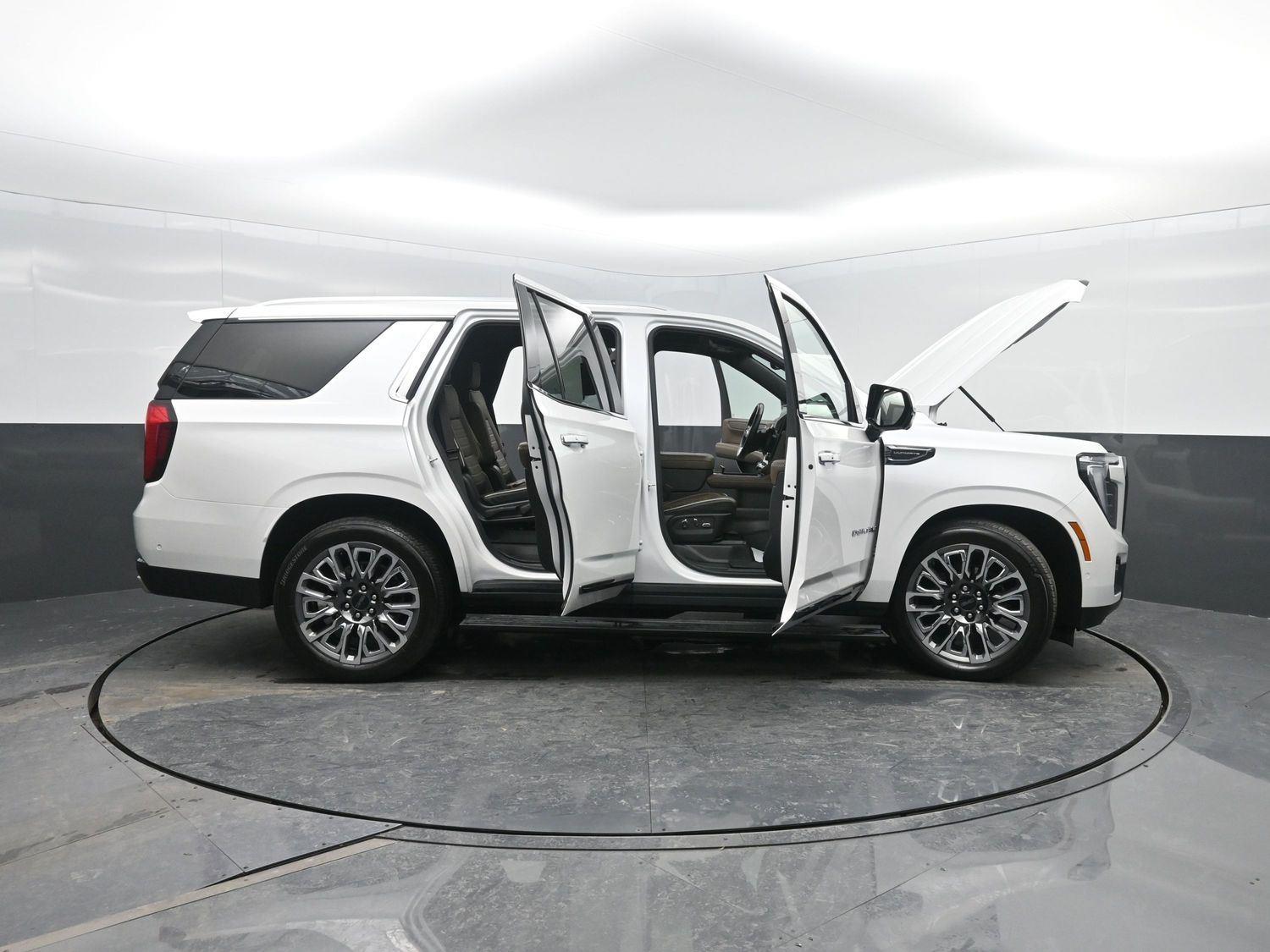 Used 2025 White Frost Tricoat GMC Denali Ultimate image 57