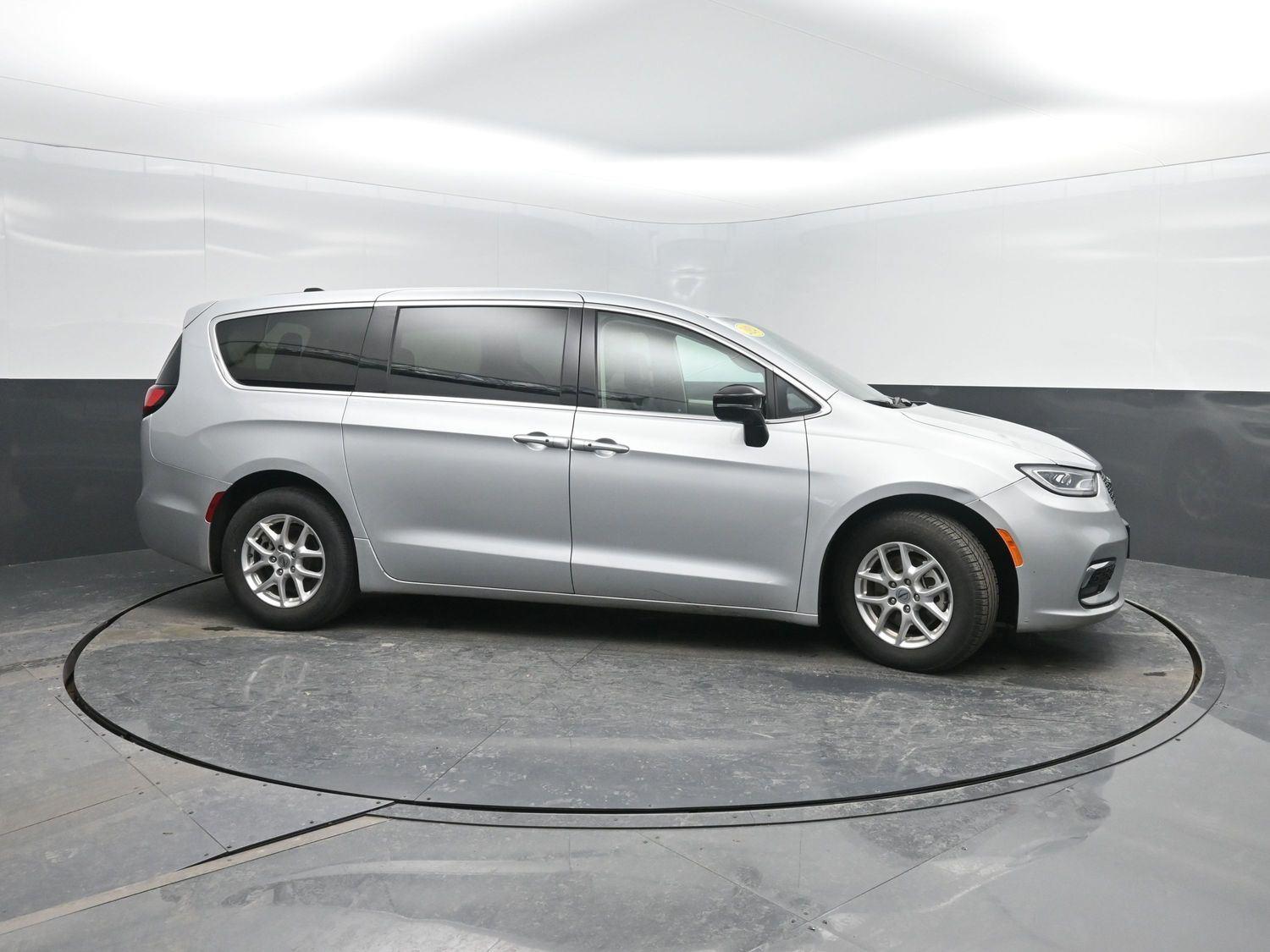 Used 2024 Silver Mist Clearcoat Chrysler Touring L image 3