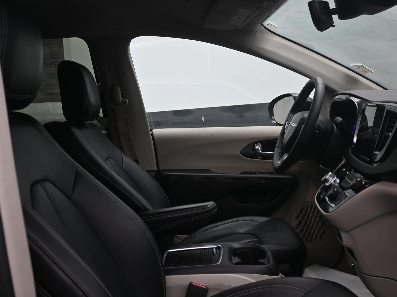 Used 2024 Silver Mist Clearcoat Chrysler Touring L image 8