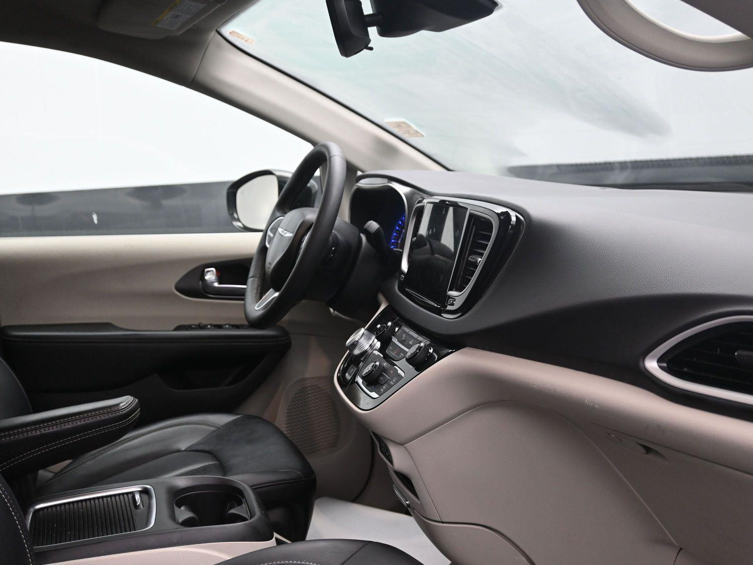 Used 2024 Silver Mist Clearcoat Chrysler Touring L image 9