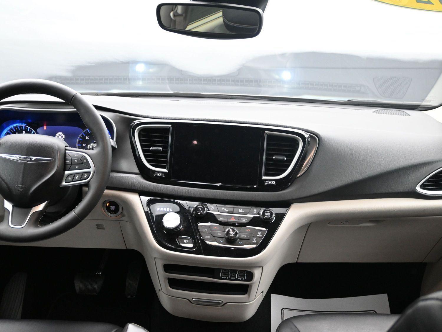 Used 2024 Silver Mist Clearcoat Chrysler Touring L image 11