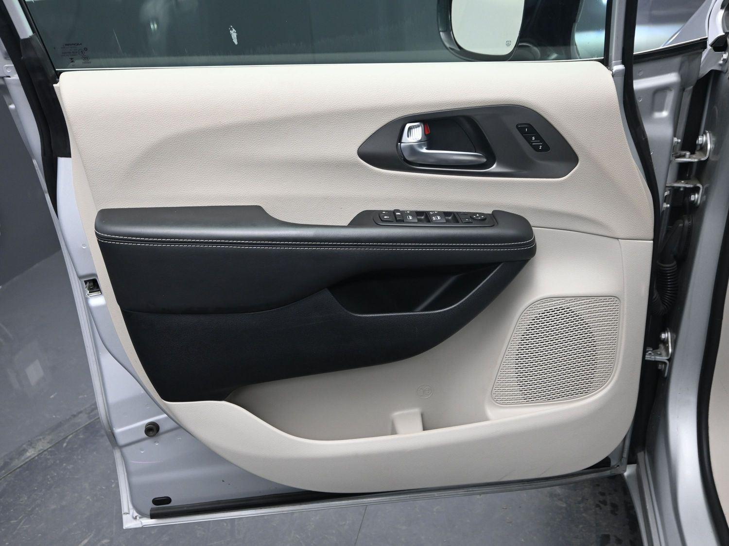 Used 2024 Silver Mist Clearcoat Chrysler Touring L image 16