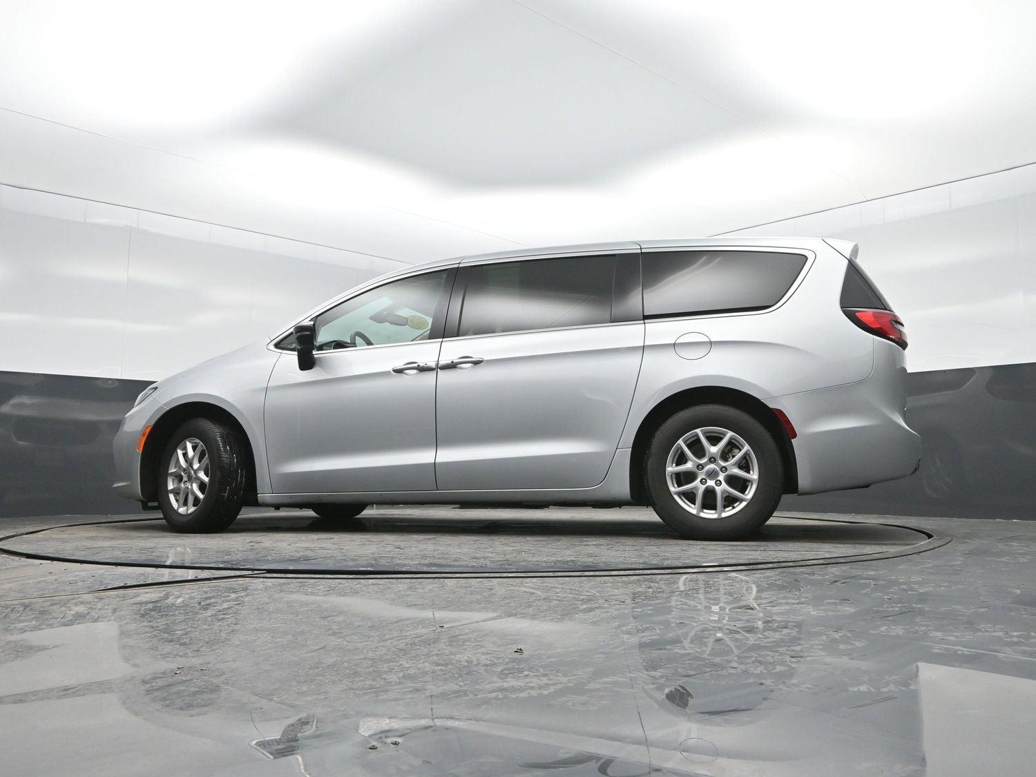 Used 2024 Silver Mist Clearcoat Chrysler Touring L image 30