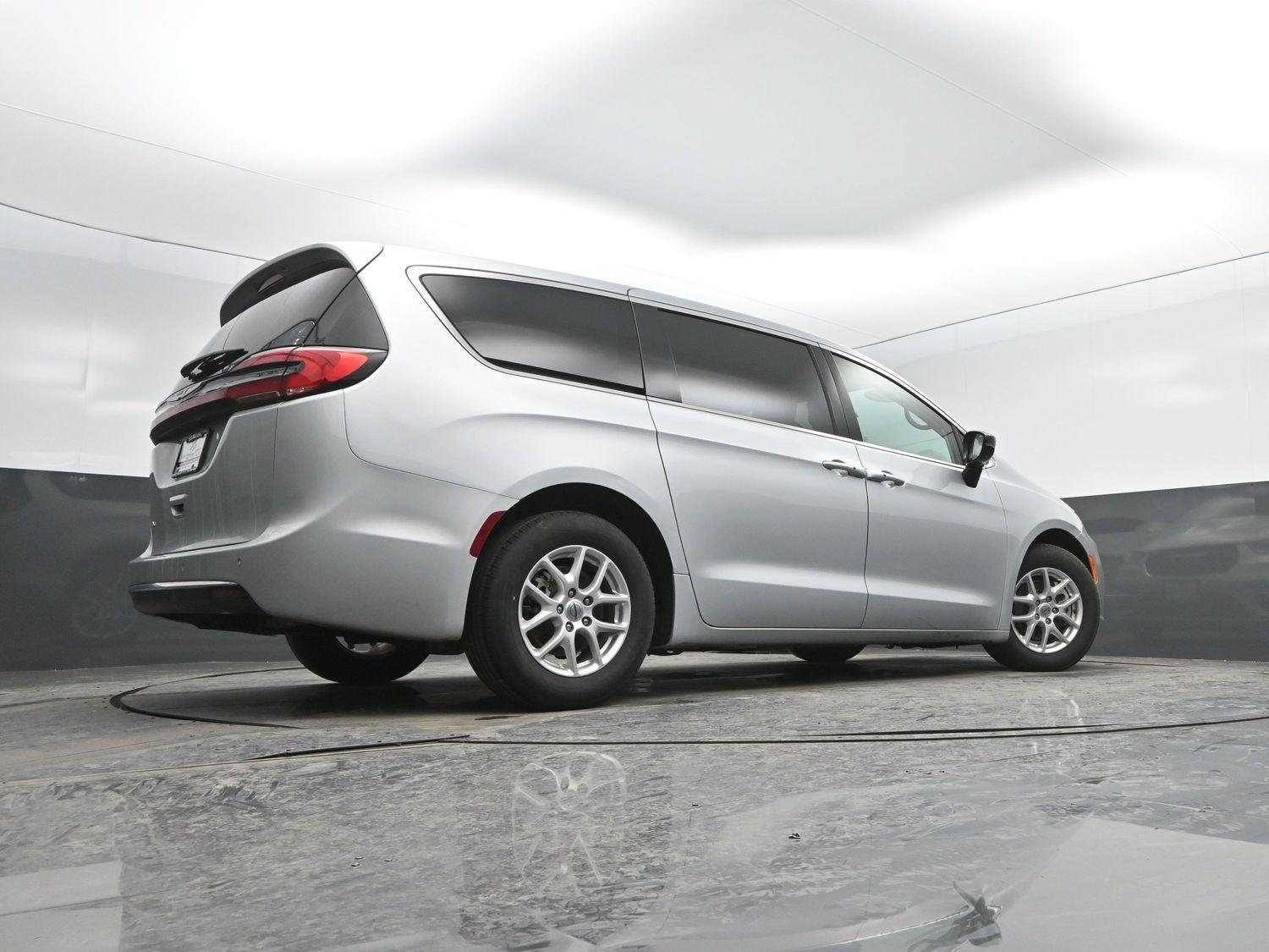 Used 2024 Silver Mist Clearcoat Chrysler Touring L image 31